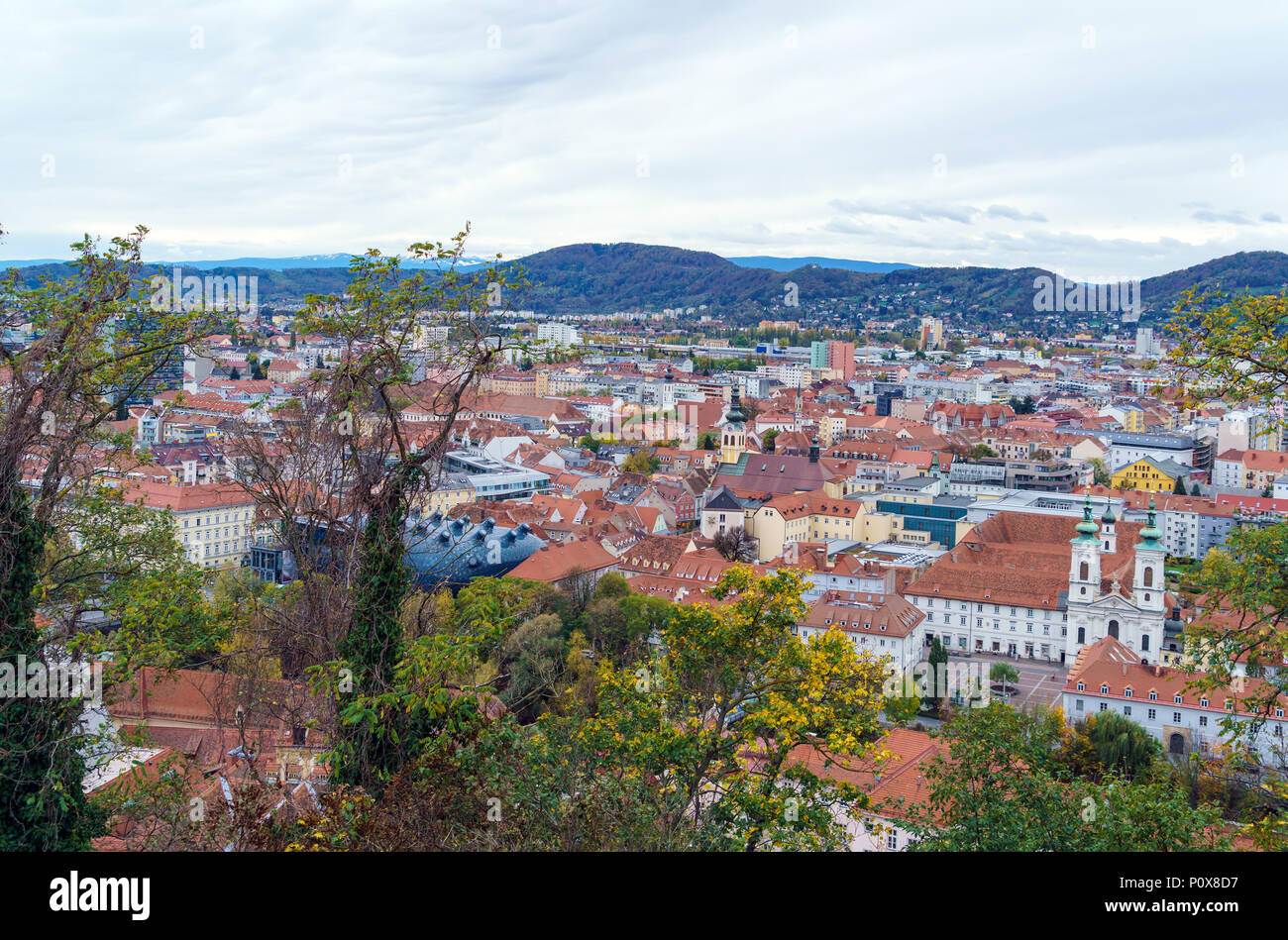 Antenna vista panoramica della città dalla collina Schlossberg, Graz, Austria Foto Stock