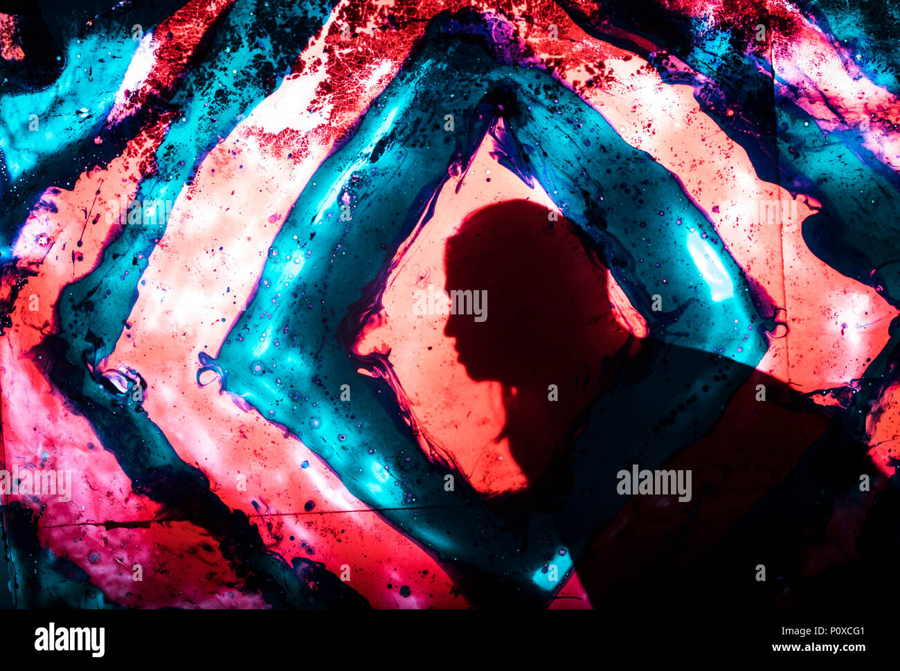 Kirsten Sinclair si profila come lei sta dietro un lavoro intitolato opacità residua dall'artista Elsa Buck, che forma parte di Squeeze, la raffinata arte grado Show 2018 presso l'Università di Leeds. Foto Stock