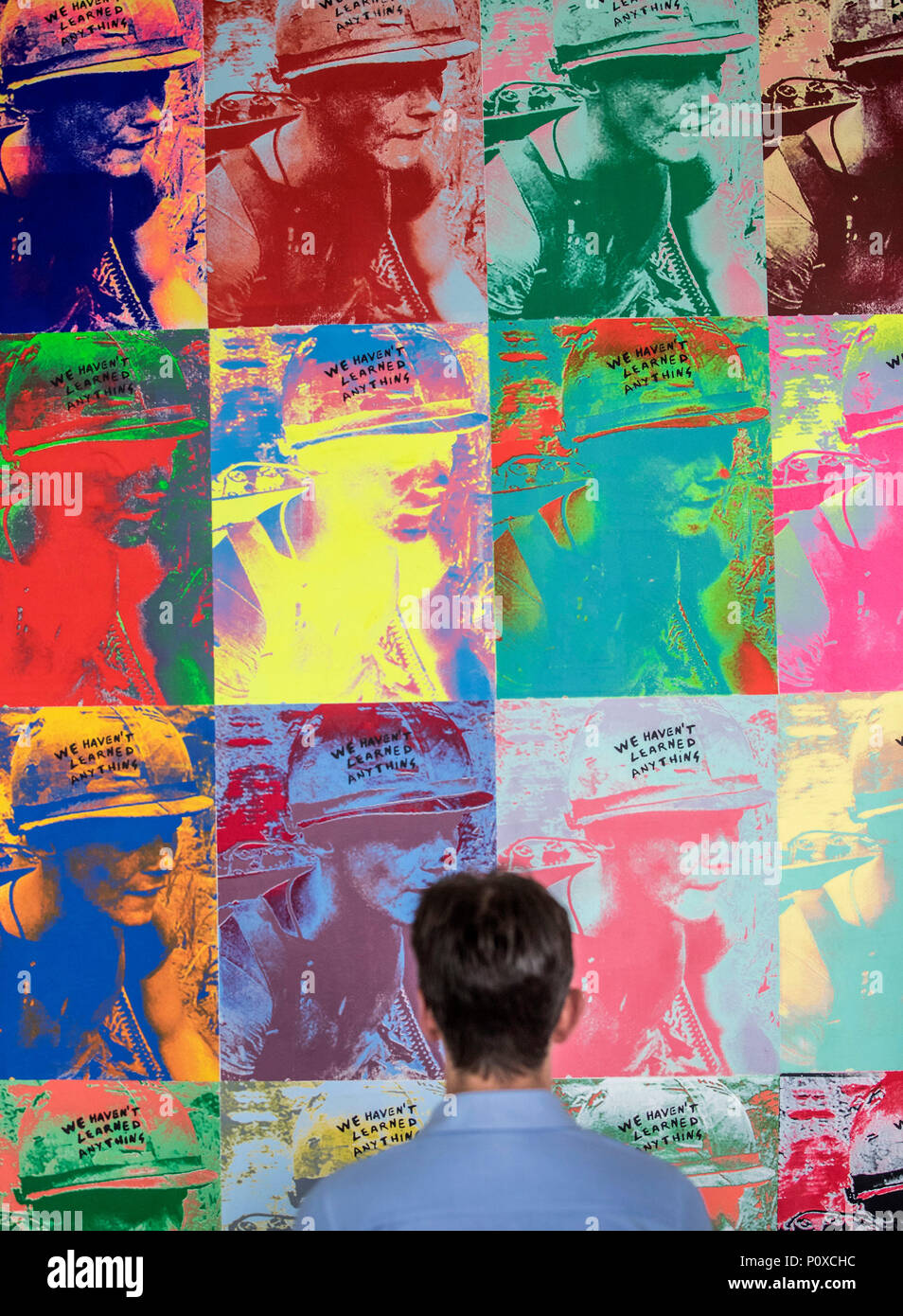 Un uomo di visualizzare un lavoro intitolato La rivolta delle immagini da artista Jamie Menendez, che forma parte di Squeeze, la raffinata arte grado Show 2018 presso l'Università di Leeds. Foto Stock