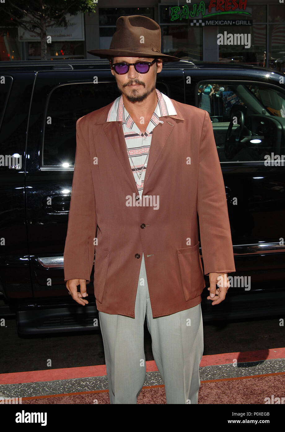 Johnny Depp arrivando al Charlie e la Fabbrica di Cioccolato di Premiere presso la Chinese Theatre di Los Angeles. Jyly 10, 2005. 02 DeppJohnny018 Red Carpet Event, verticale, STATI UNITI D'AMERICA, industria cinematografica, celebrità, fotografia, Bestof, arte cultura e intrattenimento, Topix celebrità moda / Verticale, meglio di, evento nella vita di Hollywood - California, moquette rossa e dietro le quinte, USA, industria cinematografica, celebrità, movie celebrità, personaggi televisivi, musica celebrità, fotografia, Bestof, arte cultura e intrattenimento, Topix, verticale, una persona, da anni , 2003-2005, inchiesta tsuni@Gamma-USA.com Foto Stock