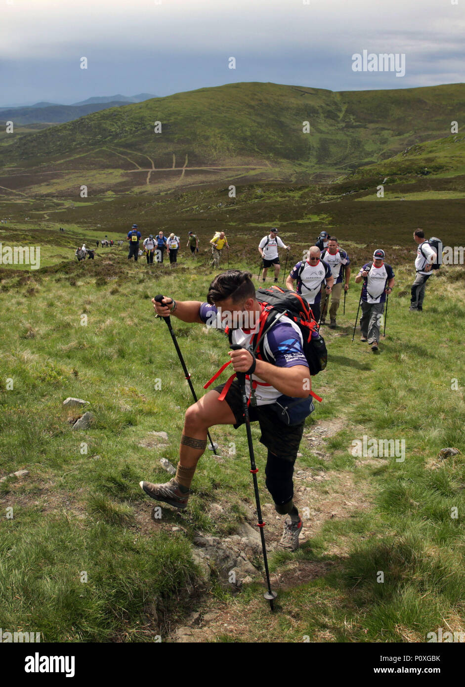 Le persone prendono parte all'annuale Cateran Yomp come 893 soldati e civili di camminare insieme su una 24-ora trek attraverso il sentiero Cateran in Perthshire, finitura nelle prime ore della domenica per raccogliere fondi per ABF soldati&Otilde; la carità. Foto Stock