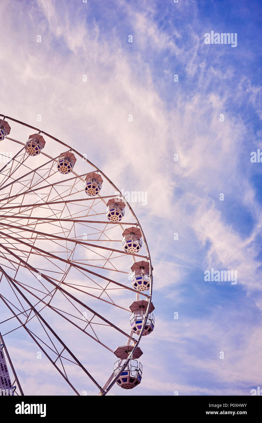 Vintage foto dai toni di una ruota panoramica Ferris a sunrise. Foto Stock