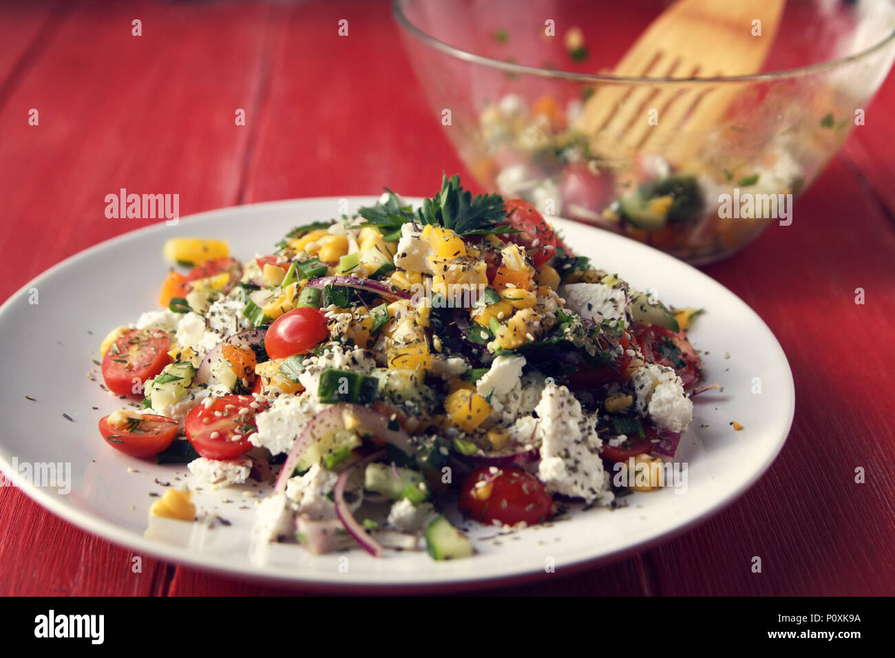 Coloratissimo mix di verdure. Semplice basso contenuto calorico insalata. Pomodori ciliegini, granturco dolce, cetriolo, peperone e formaggio. La perdita di peso piatto. Europea c Foto Stock