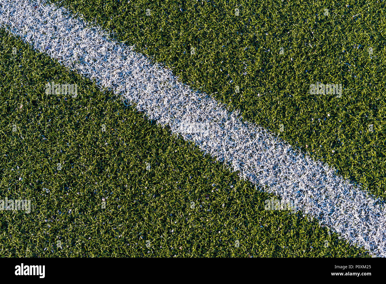 Lo sfondo da una linea bianca su un verde artificiale campo di calcio Foto Stock