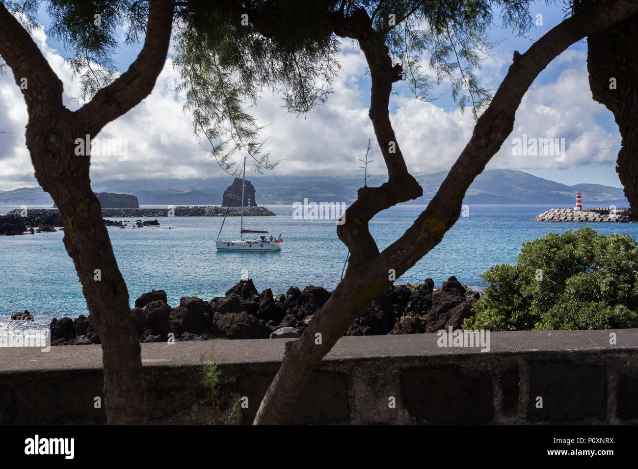 Ormeggiato in barca a vela con isola Faial in background in Madalena, isola Pico, Azzorre Foto Stock