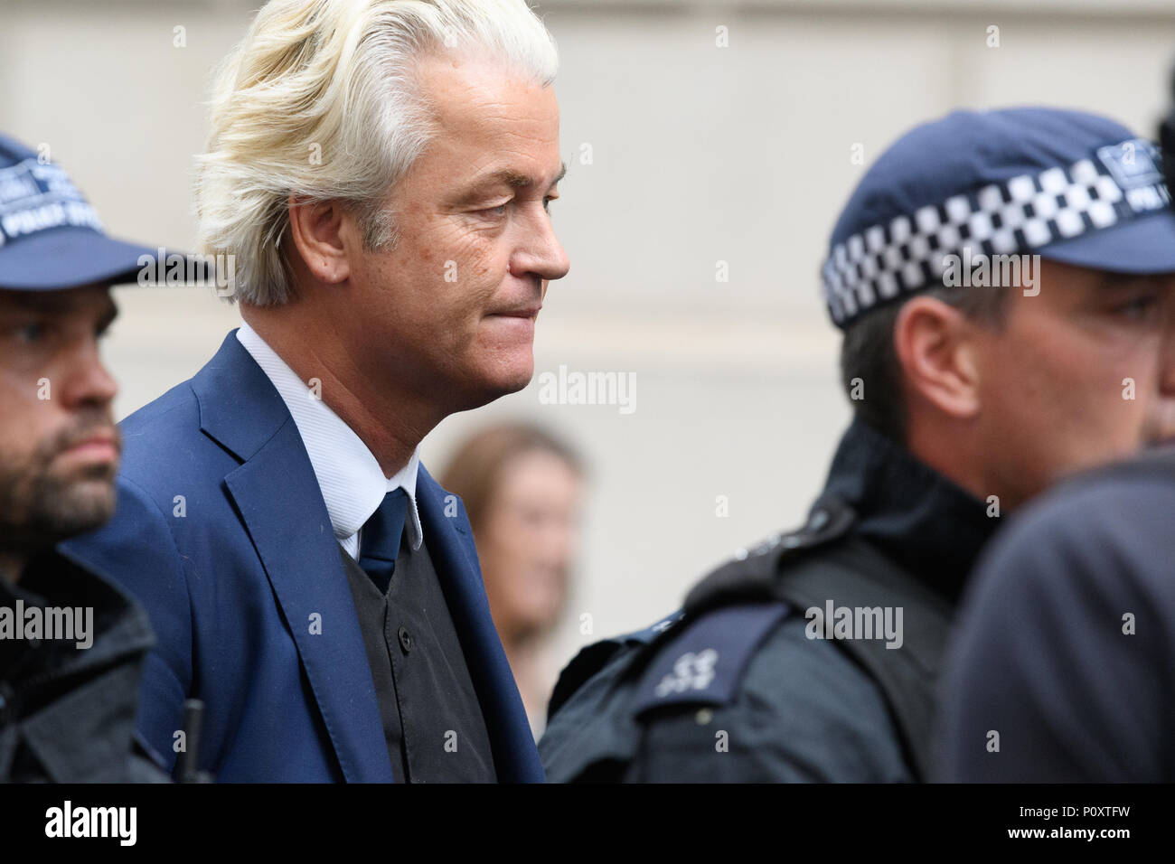 Londra, Regno Unito. Il 9 giugno 2018. Geert Wilders è dato una grande scorta di polizia lungo King Charles Street dopo aver affrontato una folla di Whitehall (al di fuori di Downing Street a Londra, Inghilterra) che si era riunita il 9 giugno 2018 per protestare contro la detenzione di Tommy Robinson. Credito: Michael Foley/Alamy Live News Foto Stock