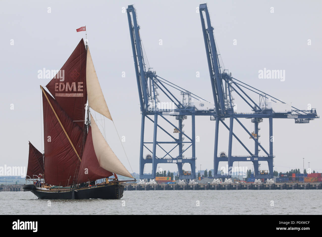 Fiume Medway, Kent, Regno Unito. Il 9 giugno, 2018. SB Edme passa una gru a un terminal per container. Sette storici chiatte a vela hanno preso parte il centodecimo Medway chiatta a vela corrispondono. Fino a quando non sono state sostituite da moderne spedizione e metodi di carico, vela chiatte solcato i loro scambi commerciali nel Regno Unito i canali navigabili. Rob Powell/Alamy Live News Foto Stock