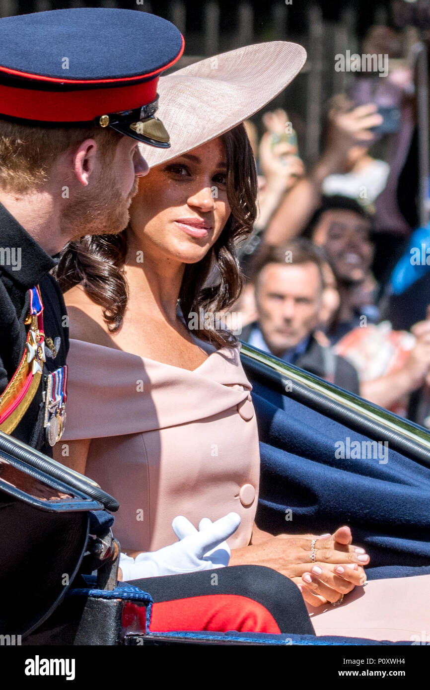 Londra, Regno Unito. Il 9 giugno 2018. Sua Maestà la Regina Elisabetta II arriva a Trooping il colore 2018 senza il principe Filippo. Credito: Benjamin Wareing/ Alamy Live News LONDRA, REGNO UNITO. Il 9 giugno 2018. TRH il Duca e la Duchessa di Sussex, il principe Harry e Meghan Markle, arrivando a Trooping il colore 2018. Foto Stock