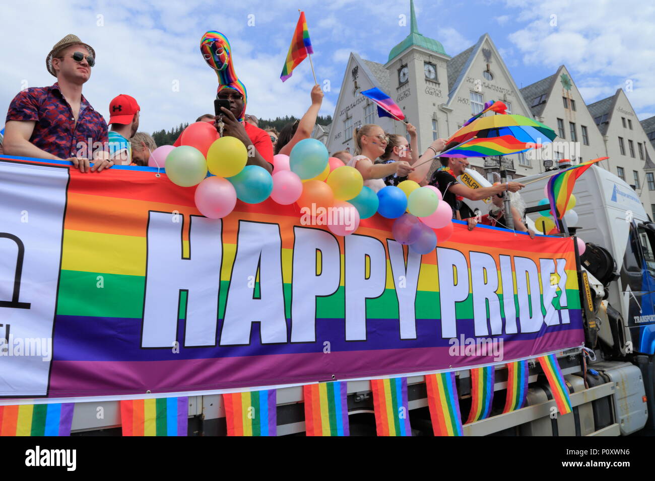 Bergen, Norvegia. Il 9 giugno, 2018. Persone su un galleggiante decorate con l'orgoglio LGBT bandiera mostrare il proprio sostegno per la parità dei sessi e la diversità sessuale in Bergen Pride 2018 parade lungo Bryggen a Bergen, Norvegia. Credito: Jo-Anne Albertsen/Alamy Live News. Foto Stock