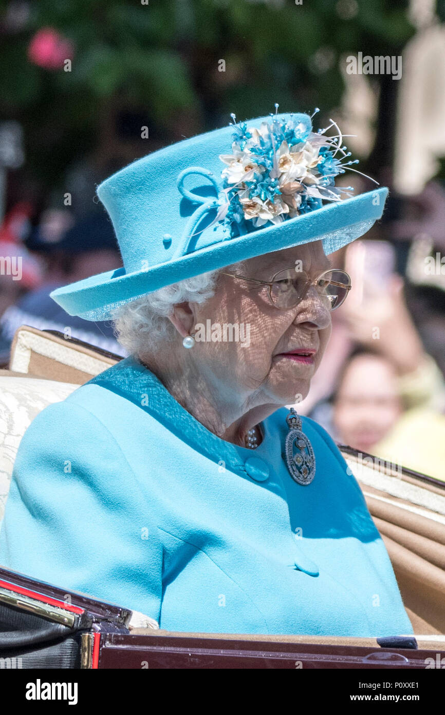 Londra, Regno Unito. Il 9 giugno 2018. Sua Maestà la Regina Elisabetta II arriva a Trooping il colore 2018 senza il principe Filippo. Credito: Benjamin Wareing/ Alamy Live News LONDRA, REGNO UNITO. Il 9 giugno 2018. Sua Maestà la Regina Elisabetta II arriva a Trooping il colore 2018 senza il principe Filippo. Credito: Benjamin Wareing/ Alamy Live News Foto Stock