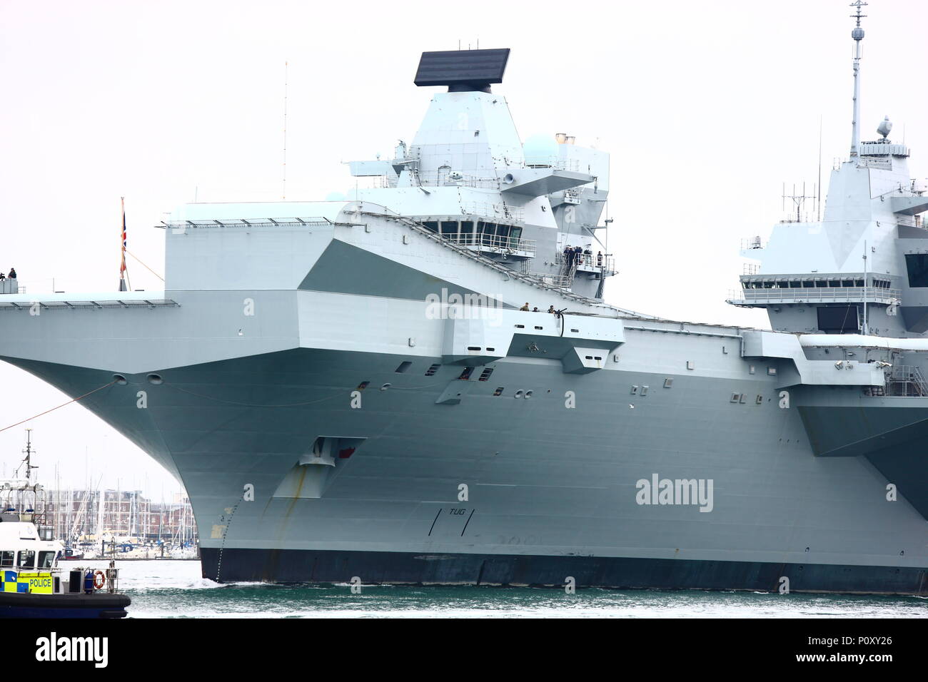 Portsmouth, Regno Unito. Il 10 giugno 2018. Guardati da una folla immensa, Royal Navy portaerei HMS Queen Elizabeth si allontana la sua casa porto di Portsmouth per la sua ultima distribuzione. Foto Stock