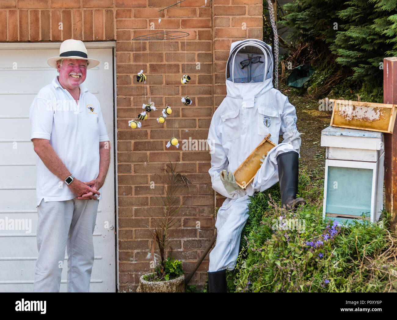 Mick l'apicoltore, East Budleigh Spaventapasseri Festival Foto Stock