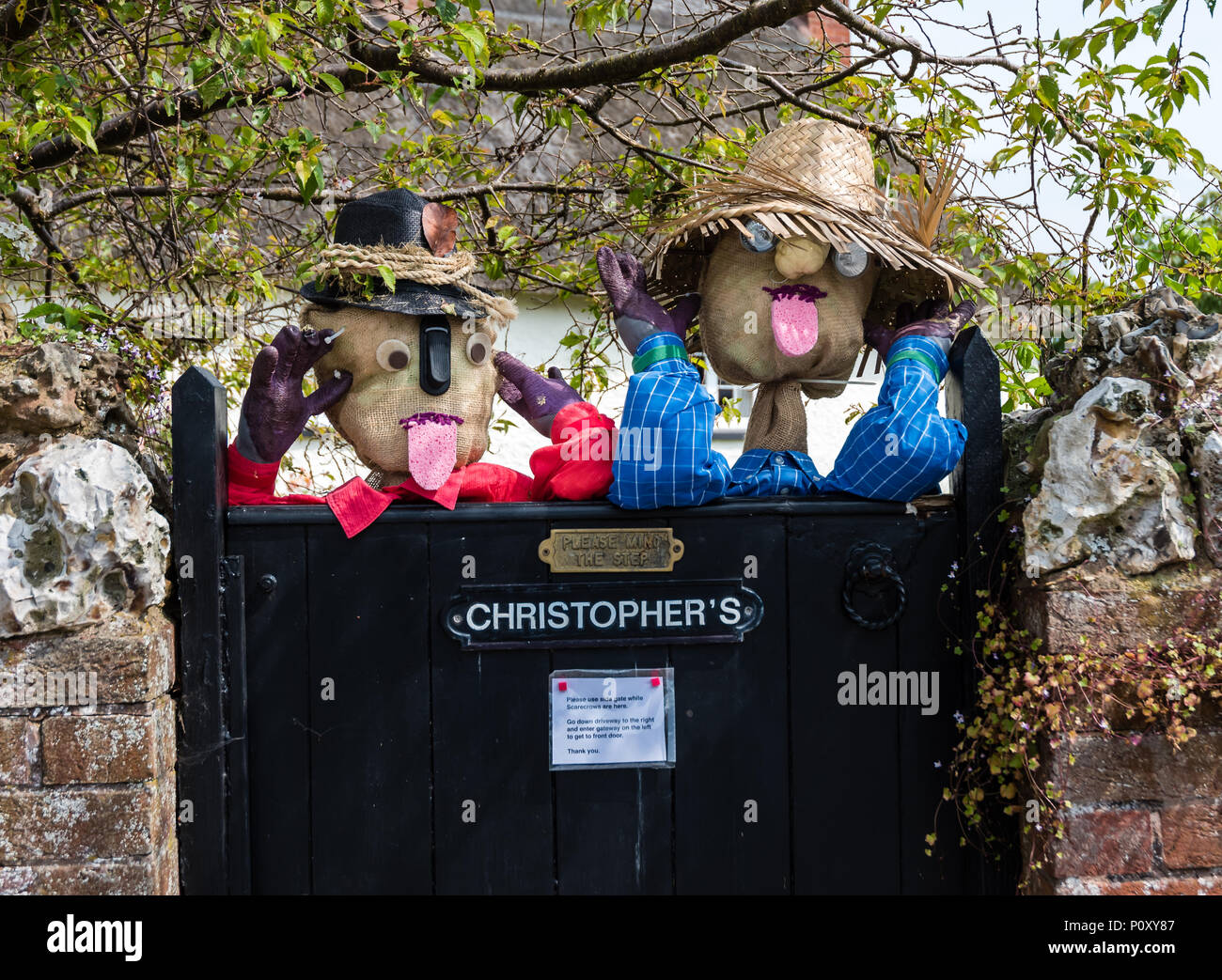 Due Rude Scarecrows, East Budleigh Spaventapasseri Festival Foto Stock