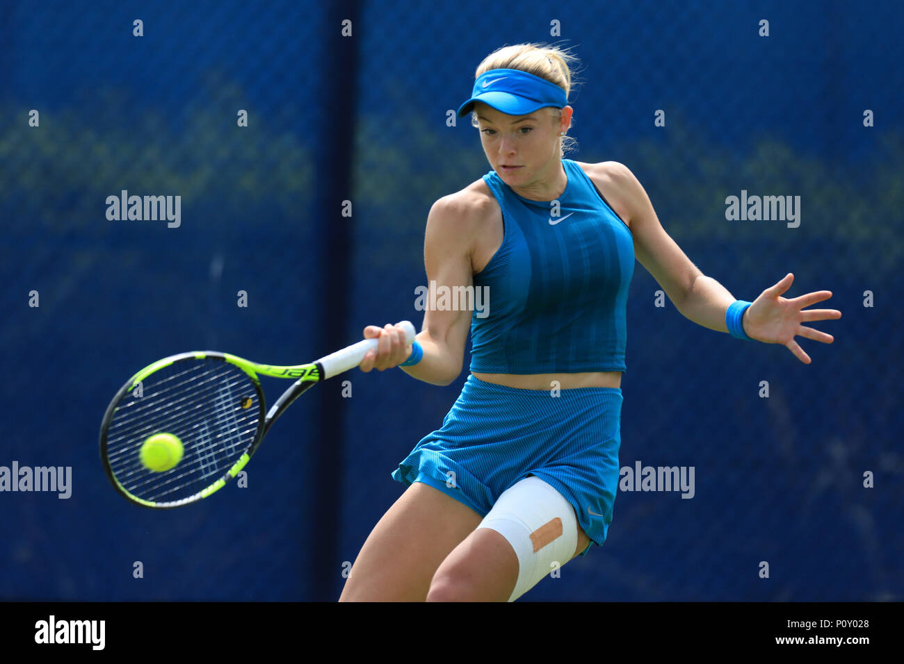 Nottingham Tennis Center, Nottingham, Regno Unito. Decimo Giugno, 2018. La natura Valle Open Tennis Tournament; Katie Swan di Gran Bretagna svolge un colpo diretti contro Paula Badosa Gibert di Spagna Credito: Azione Sport Plus/Alamy Live News Foto Stock