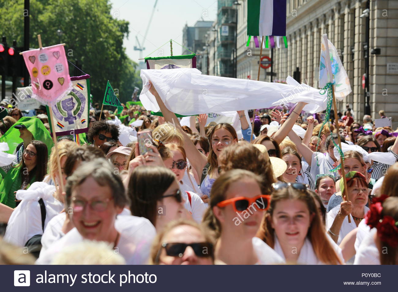 Londra, Regno Unito. Il 10 giugno 2018. Tempo splendido a Londra come a marzo a Westminster si svolge in onore del movimento delle Suffragette. Un grande marzo avvolgimento è la sua strada verso Westminster con migliaia di donne giubilante celebra i suoi cento anni di voti per le donne Credito: Clearpix/Alamy Live News Foto Stock