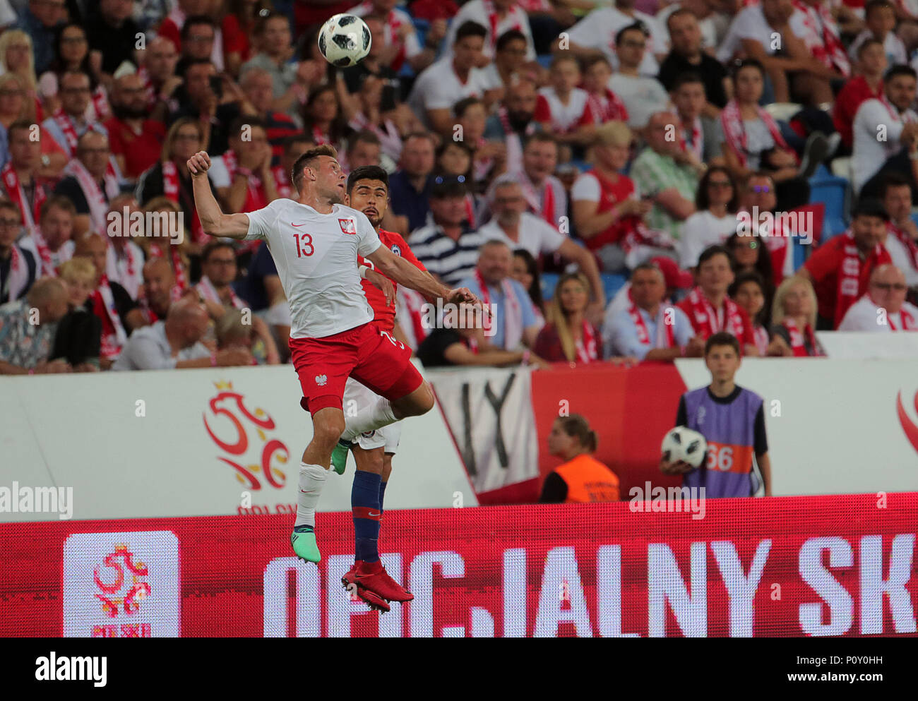 8 giugno 2018, Poznan, Polonia: Calcio, Amichevole Polonia vs. Cile presso la INEA Stadium Poznan: Paulo Diaz di Polonia e Maciej Ry (L) del Cile si contendono la palla. Foto: Jens Büttner/dpa-Zentralbild/dpa Foto Stock