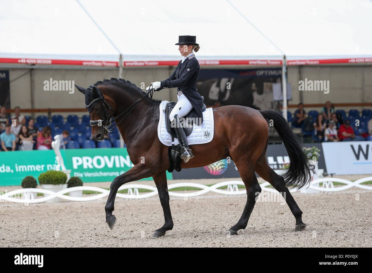 10 giugno 2018, Balve, Germania: Nina Neuer, atleta equestre per coincidenza è sposato con soccer team nazionale portiere Manuel Neuer compete nel Grand Prix U25 con cavallo Don Dario. Foto: Friso Gentsch/dpa Foto Stock