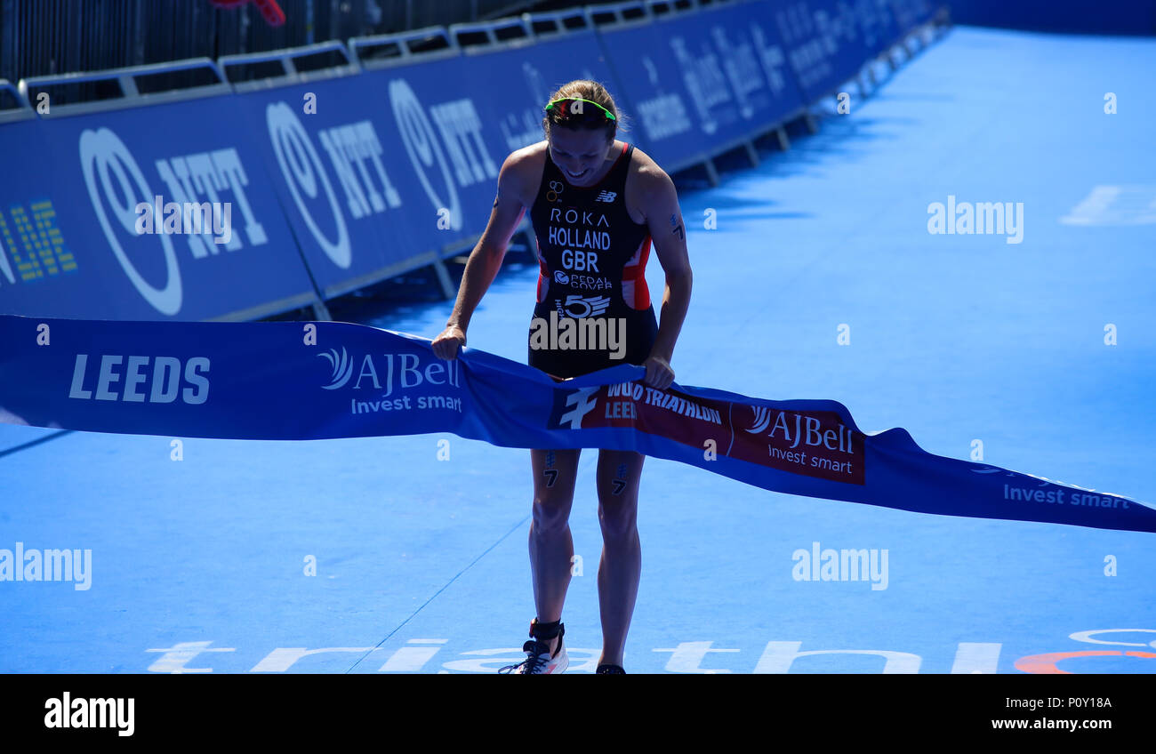 Millennium Square, Leeds, West Yorkshire, 10 giugno 2018. AJ Campana Triathlon World Leeds, durante la ITU Triathlon World Series. Vicky Holland GBR (C) vince l'AJ Campana Triathlon World Leeds Donne Elite di gara durante la ITU Triathlon World Series. Credito: Touchlinepics/Alamy Live News Foto Stock