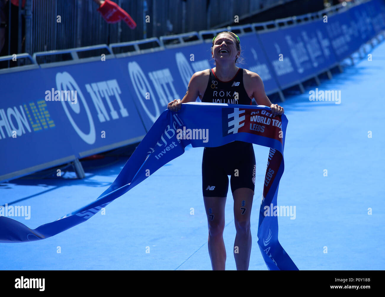 Millennium Square, Leeds, West Yorkshire, 10 giugno 2018. AJ Campana Triathlon World Leeds, durante la ITU Triathlon World Series. Vicky Holland GBR (C) vince l'AJ Campana Triathlon World Leeds Donne Elite di gara durante la ITU Triathlon World Series. Credito: Touchlinepics/Alamy Live News Foto Stock