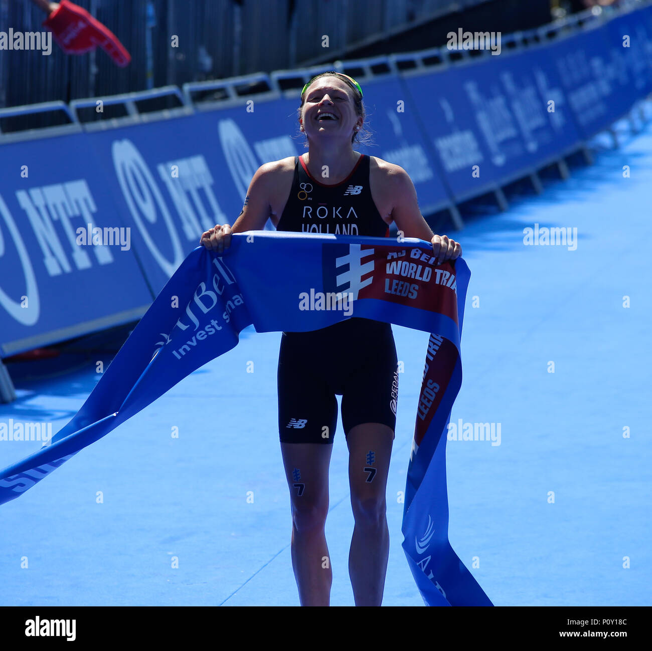 Millennium Square, Leeds, West Yorkshire, 10 giugno 2018. AJ Campana Triathlon World Leeds, durante la ITU Triathlon World Series. Vicky Holland GBR (C) vince l'AJ Campana Triathlon World Leeds Donne Elite di gara durante la ITU Triathlon World Series. Credito: Touchlinepics/Alamy Live News Foto Stock