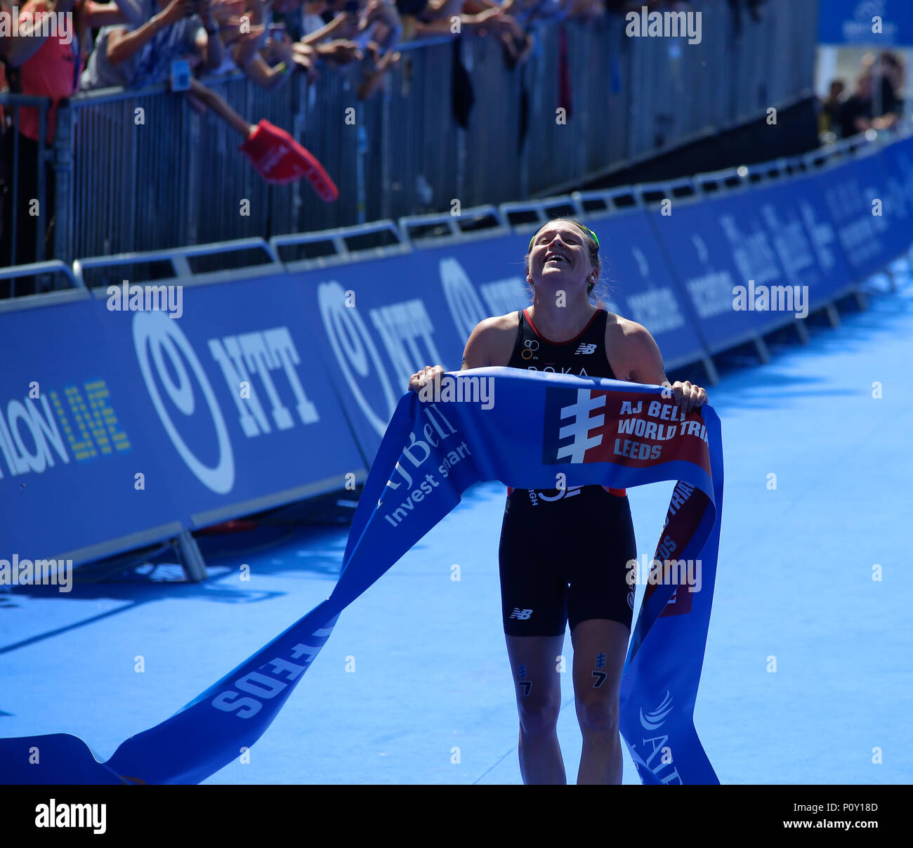 Millennium Square, Leeds, West Yorkshire, 10 giugno 2018. AJ Campana Triathlon World Leeds, durante la ITU Triathlon World Series. Vicky Holland GBR (C) vince l'AJ Campana Triathlon World Leeds Donne Elite di gara durante la ITU Triathlon World Series. Credito: Touchlinepics/Alamy Live News Foto Stock