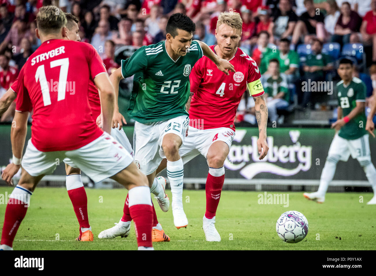 Danimarca, Brøndby - Giugno 09, 2018. Hirving Lozano (22) del Messico e Simon Kjaer (4) della Danimarca visto durante il calcio amichevole tra Danimarca e Messico a Brøndby Stadion. (Photo credit: Gonzales foto - Kim M. Leland). Credito: Gonzales foto/Alamy Live News Foto Stock