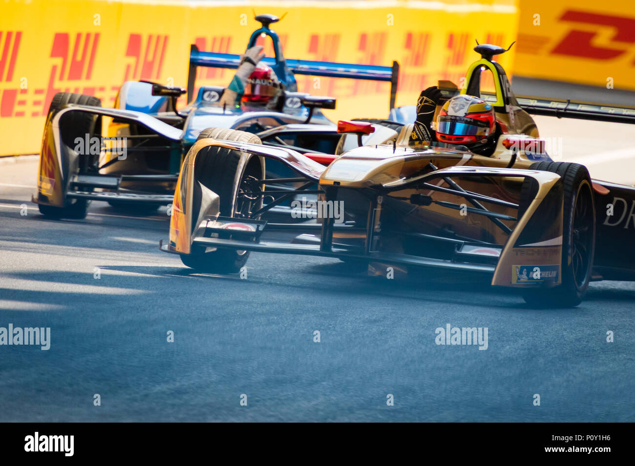 Zurich, Svizzera - 10 Giugno 2018: Jean-Eric Vergne (FRA, portando) e Sebastian Buemi (SUI, seguente) gesto a ogni altro durante le prime prove libere per il 2018 FIA Formula e gara di campionato presso il centro cittadino di Zurigo. Credito: Erik Tham/Alamy Live News Foto Stock