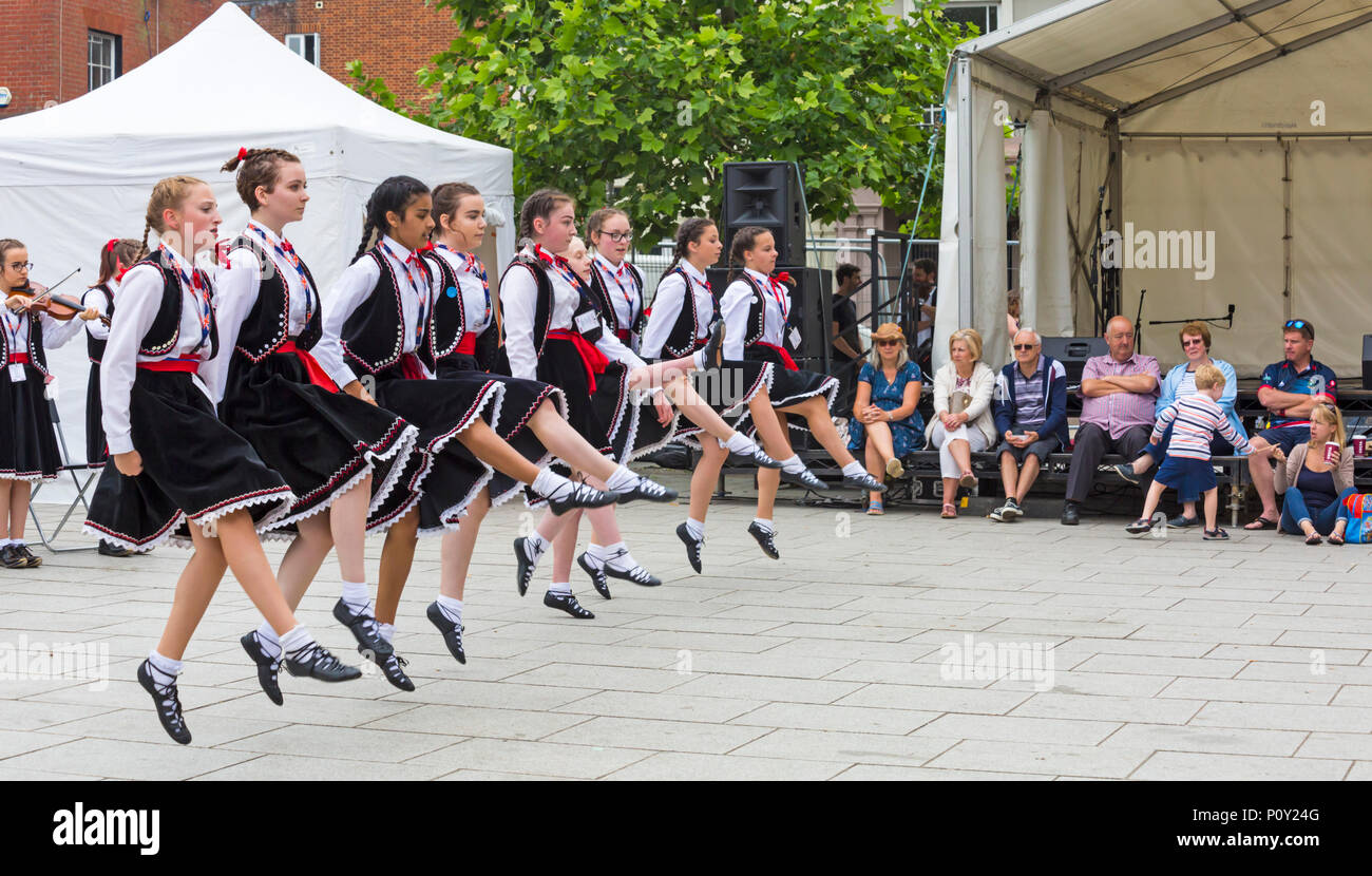 Wimborne, Dorset, Regno Unito. Il 10 giugno 2018. La folla gregge a Wimborne Folk Festival per un giorno di divertimento a guardare i ballerini e di ascolto della musica. Eseguire Fosbrooks - scolari da Stockport che intasare la danza per fisarmonica e violino. Credito: Carolyn Jenkins/Alamy Live News Foto Stock