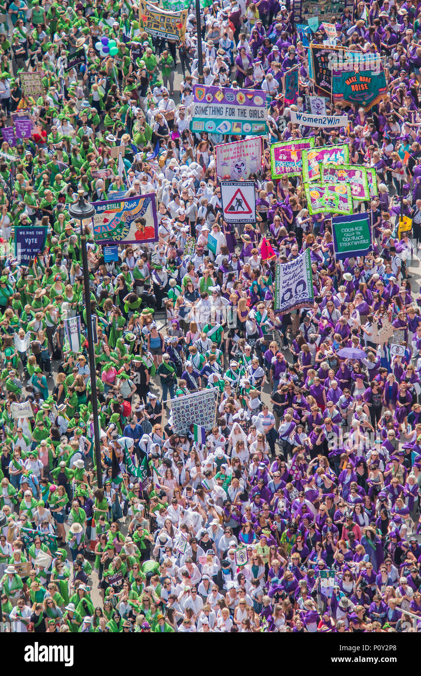 Londra, Regno Unito. Il 10 giugno 2018. Processioni da 14-18 ora e carciofo - Il 6 febbraio 1918, la rappresentanza delle persone agiscono diede la prima britannica alle donne il diritto di voto. Carciofi, il più grande del Regno Unito Produttore di arte nella sfera pubblica, ha invitato le donne e le ragazze per contrassegnare questo momento prendendo parte ad una grande massa-partecipazione opere d'arte. Essi camminano insieme in pubblico le processioni, formando un ritratto di vita delle donne nel XXI secolo e un'espressione visiva di uguaglianza. celebrando la lotta per il suffragio. Credito: Guy Bell/Alamy Live News Foto Stock