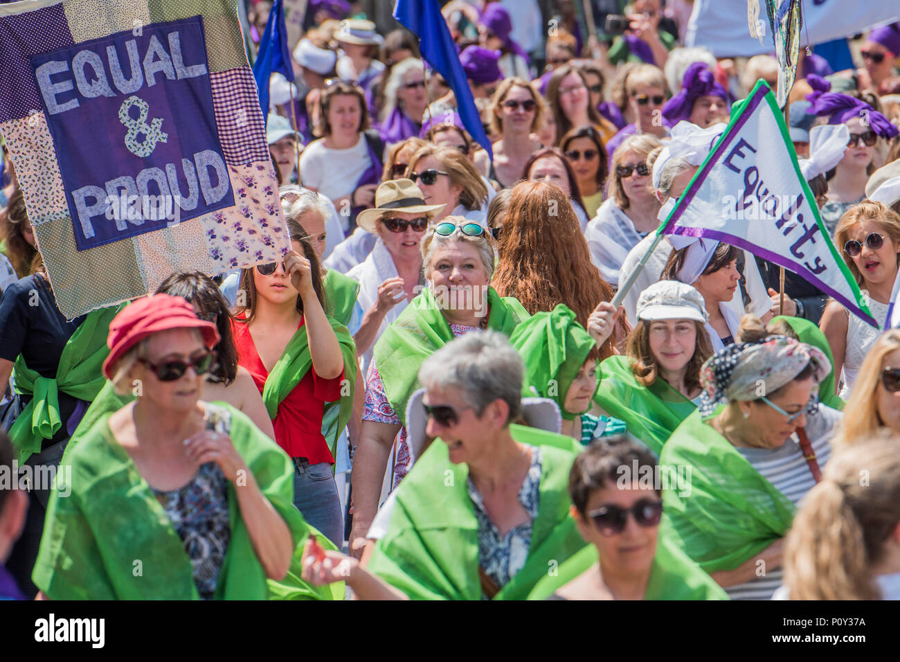 Londra, Regno Unito. Il 10 giugno 2018. Processioni da 14-18 ora e carciofo - Il 6 febbraio 1918, la rappresentanza delle persone agiscono diede la prima britannica alle donne il diritto di voto. Carciofi, il più grande del Regno Unito Produttore di arte nella sfera pubblica, ha invitato le donne e le ragazze per contrassegnare questo momento prendendo parte ad una grande massa-partecipazione opere d'arte. Essi camminano insieme in pubblico le processioni, formando un ritratto di vita delle donne nel XXI secolo e un'espressione visiva di uguaglianza. celebrando la lotta per il suffragio. Credito: Guy Bell/Alamy Live News Foto Stock