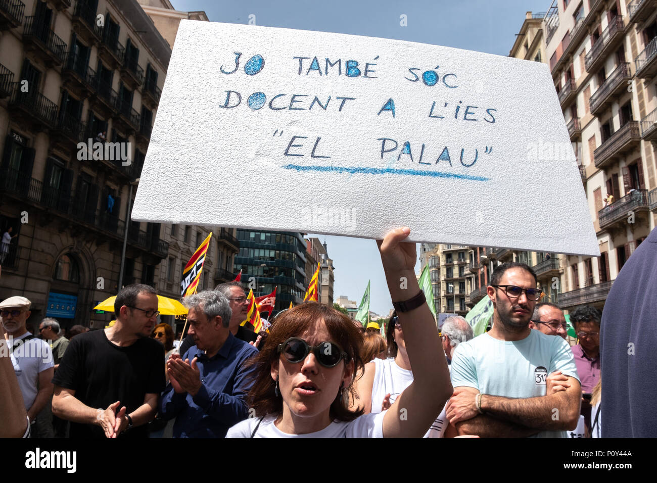 Barcellona, Spagna. Il 10 giugno 2018. Un manifestante femmina è visto che mostra un poster a sostegno del catalano del sistema d'istruzione. Centinaia di persone hanno chiamato dai principali sindacati di istruzione hanno partecipato alla manifestazione per difendere l'istruzione e a sostegno di una delle scuole secondarie che ha maggiormente sofferto la repressione dello Stato spagnolo.docenti dell Istituto di Palau sono stati accusati e condannati per "indottrinamento' per difendere il diritto di voto il 1 ottobre. Credito: SOPA Immagini limitata/Alamy Live News Foto Stock