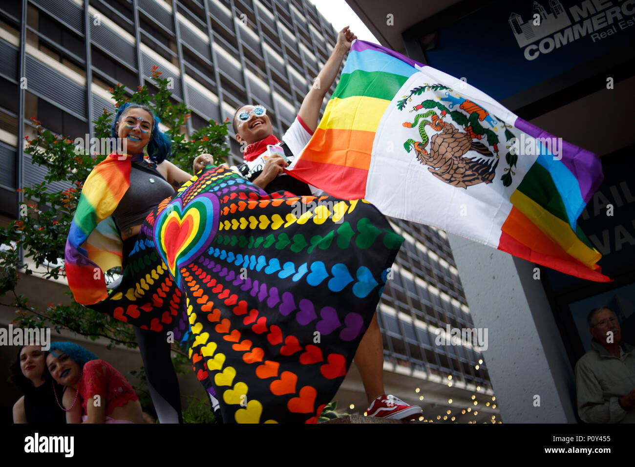 Philadelphia, PA, Stati Uniti d'America. Decimo Giugno, 2018. Gli spettatori bandiere d'onda mentre si guarda la Philadelphia LGBT Pride Parade di viaggiare attraverso la città di ''Gayborhood'' e il quartiere del centro storico. Credito: Michael Candelori/ZUMA filo/Alamy Live News Foto Stock