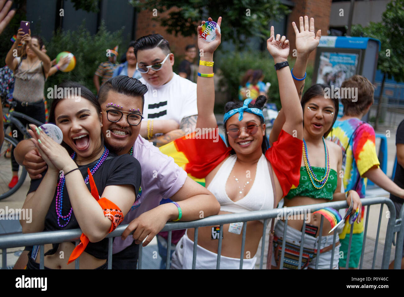 Philadelphia, PA, Stati Uniti d'America. Decimo Giugno, 2018. Spettatori pongono mentre si guarda la Philadelphia LGBT Pride Parade di viaggiare attraverso la città di ''Gayborhood'' e il quartiere del centro storico. Credito: Michael Candelori/ZUMA filo/Alamy Live News Foto Stock
