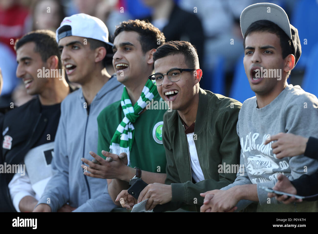 I fan della Arabia Saudita national football team partecipare a una sessione di formazione alla Petrovsky Stadium di San Pietroburgo, precedendo la Russia 2018 Coppa del mondo. Foto Stock