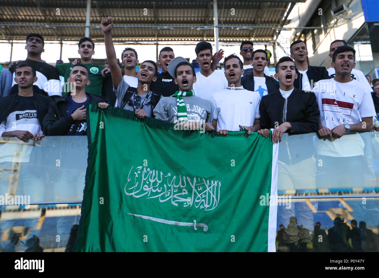 I fan della Arabia Saudita national football team partecipare a una sessione di formazione alla Petrovsky Stadium di San Pietroburgo, precedendo la Russia 2018 Coppa del mondo. Foto Stock