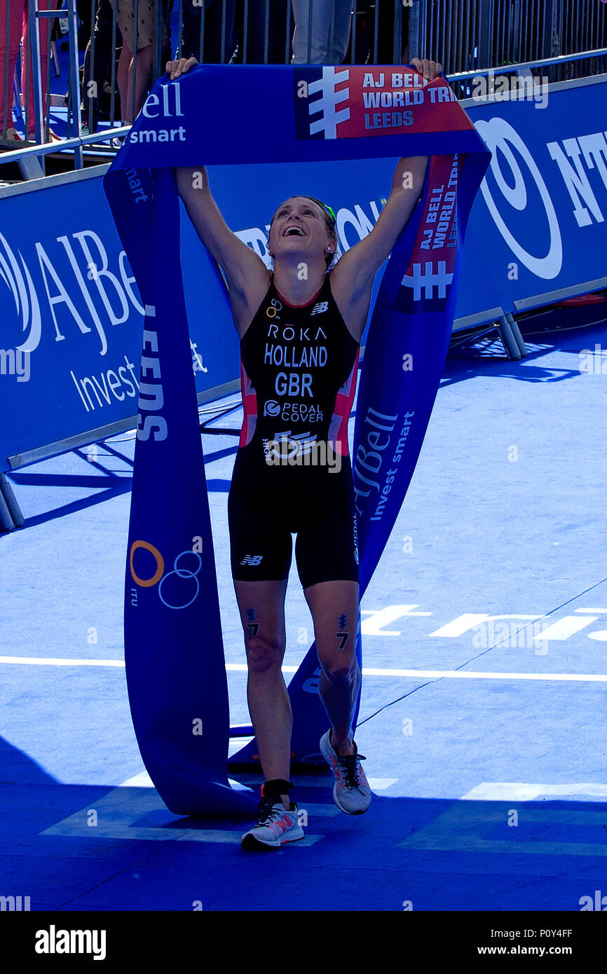 Leeds, Regno Unito - 10 giugno 2018. Vicky Holland dalla Gran Bretagna che passa la linea di finitura per prendere il primo posto in una campana di J World Triathlon in Leeds. Credito: James Copeland/Alamy Live News Foto Stock