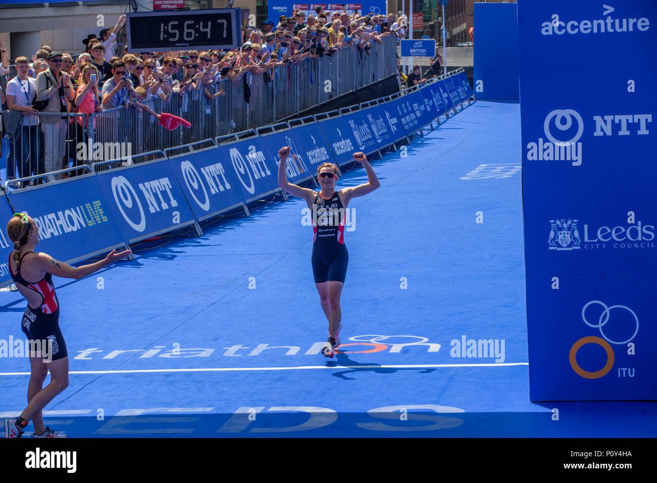 Leeds, Regno Unito - 10 giugno 2018. La Georgia Taylor-Brown congratulato da compagni di squadra memebr Vicky Holland come ella completa le Donne Elite di triathlon in secondo luogo. Credito: James Copeland/Alamy Live News Foto Stock