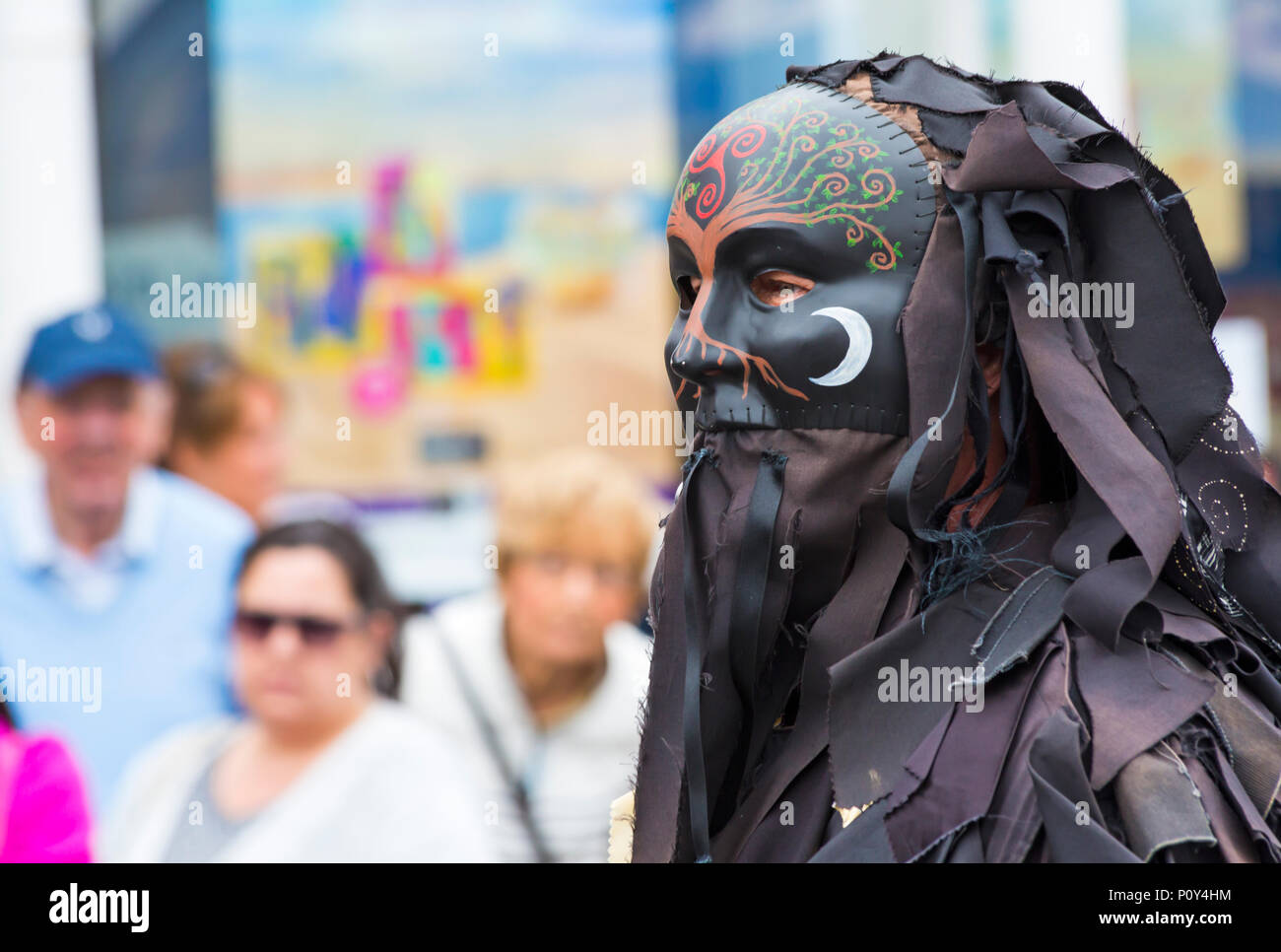 Wimborne, Dorset, Regno Unito. 10 giugno 2018. Le folle si affollano al Wimborne Folk Festival per una giornata di divertimento guardando i ballerini e ascoltando la musica. Mythago border morris ballerini eseguire . Credit: Carolyn Jenkins/Alamy Live News Foto Stock