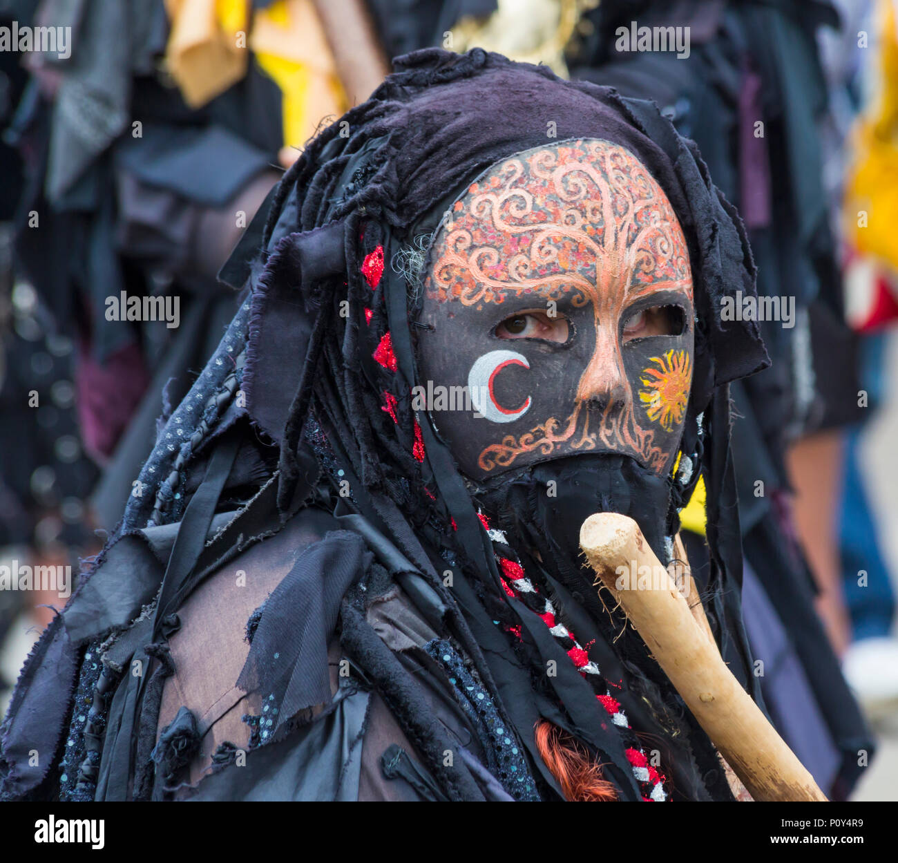 Wimborne, Dorset, Regno Unito. 10 giugno 2018. Le folle si affollano al Wimborne Folk Festival per una giornata di divertimento guardando i ballerini e ascoltando la musica. Mythago border morris ballerini eseguire . Credit: Carolyn Jenkins/Alamy Live News Foto Stock