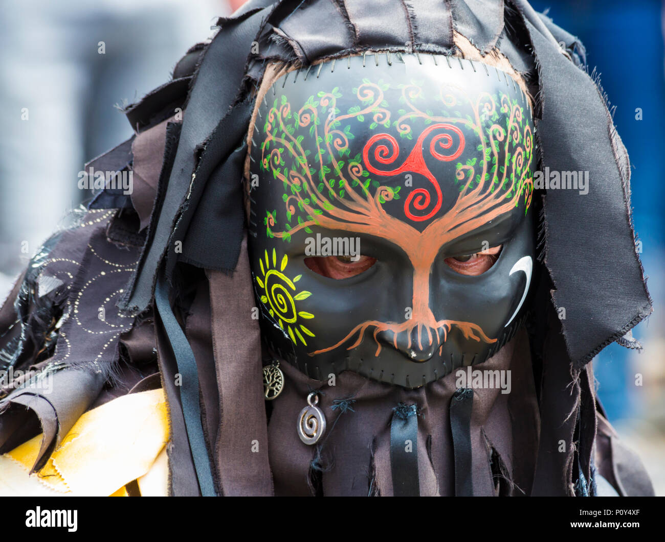 Wimborne, Dorset, Regno Unito. 10 giugno 2018. Le folle si affollano al Wimborne Folk Festival per una giornata di divertimento guardando i ballerini e ascoltando la musica. Mythago border morris ballerini eseguire . Credit: Carolyn Jenkins/Alamy Live News Foto Stock