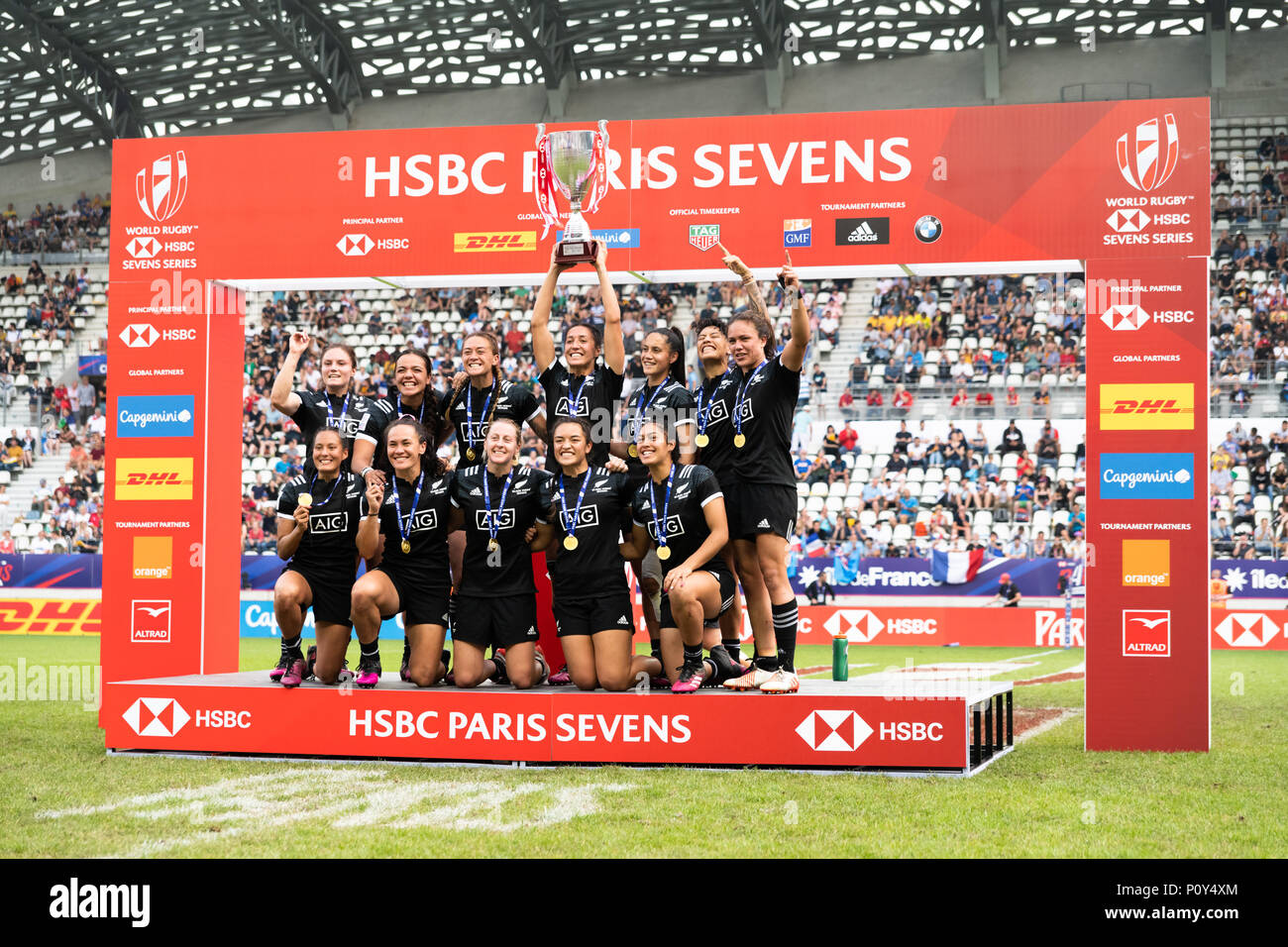 Parigi, Francia. Decimo Jun, 2018. Nuova Zelanda donne Rugby Sevens team solleva il trofeo a Stade Jean Bouin come felci nero sette vincere la HSBC Sevens serie a Parigi, Francia, 10 giugno 2018. Foto Stock