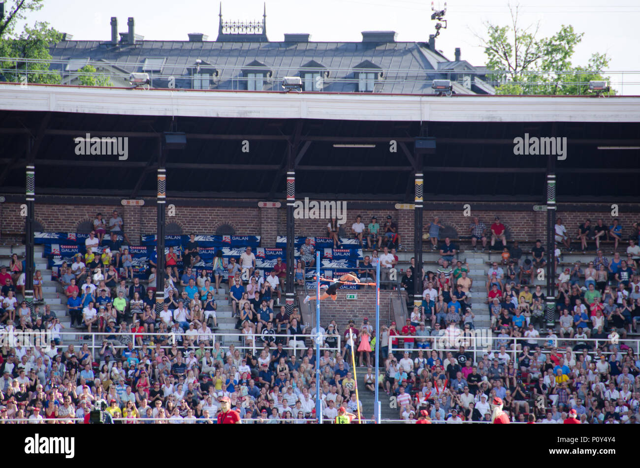 Stoccolma, Svezia - 10 giugno 2018. Pole Vault per gli uomini sulla Diamond league- concorrenza a Stoccolma Stadium. Il vincitore, Armand Duplantis facendo una radura di 5,81 metri. Credito: Jari Juntunen/Alamy Live News Foto Stock