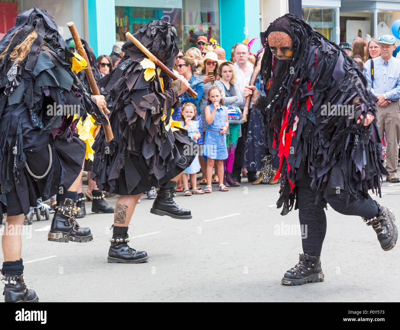 Wimborne, Dorset, Regno Unito. 10 giugno 2018. Le folle si affollano al Wimborne Folk Festival per una giornata di divertimento guardando i ballerini e ascoltando la musica. I ballerini di Mythago Border morris si esibiscono in strada. Credit: Carolyn Jenkins/Alamy Live News Foto Stock