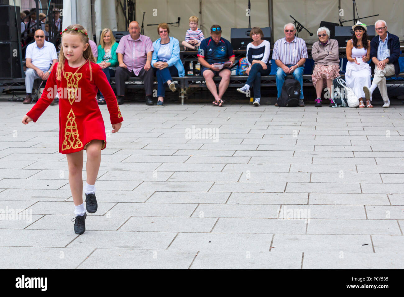 Wimborne, Dorset, Regno Unito. Il 10 giugno 2018. La folla gregge a Wimborne Folk Festival per un giorno di divertimento a guardare i ballerini e di ascolto della musica. Blackrock eseguire - Blackrock Scuola di danza irlandese, ballerini irlandesi di età compresa tra 3 e 18, indossando il tradizionale abiti fatti a mano con ricamo celtico. Credito: Carolyn Jenkins/Alamy Live News Foto Stock