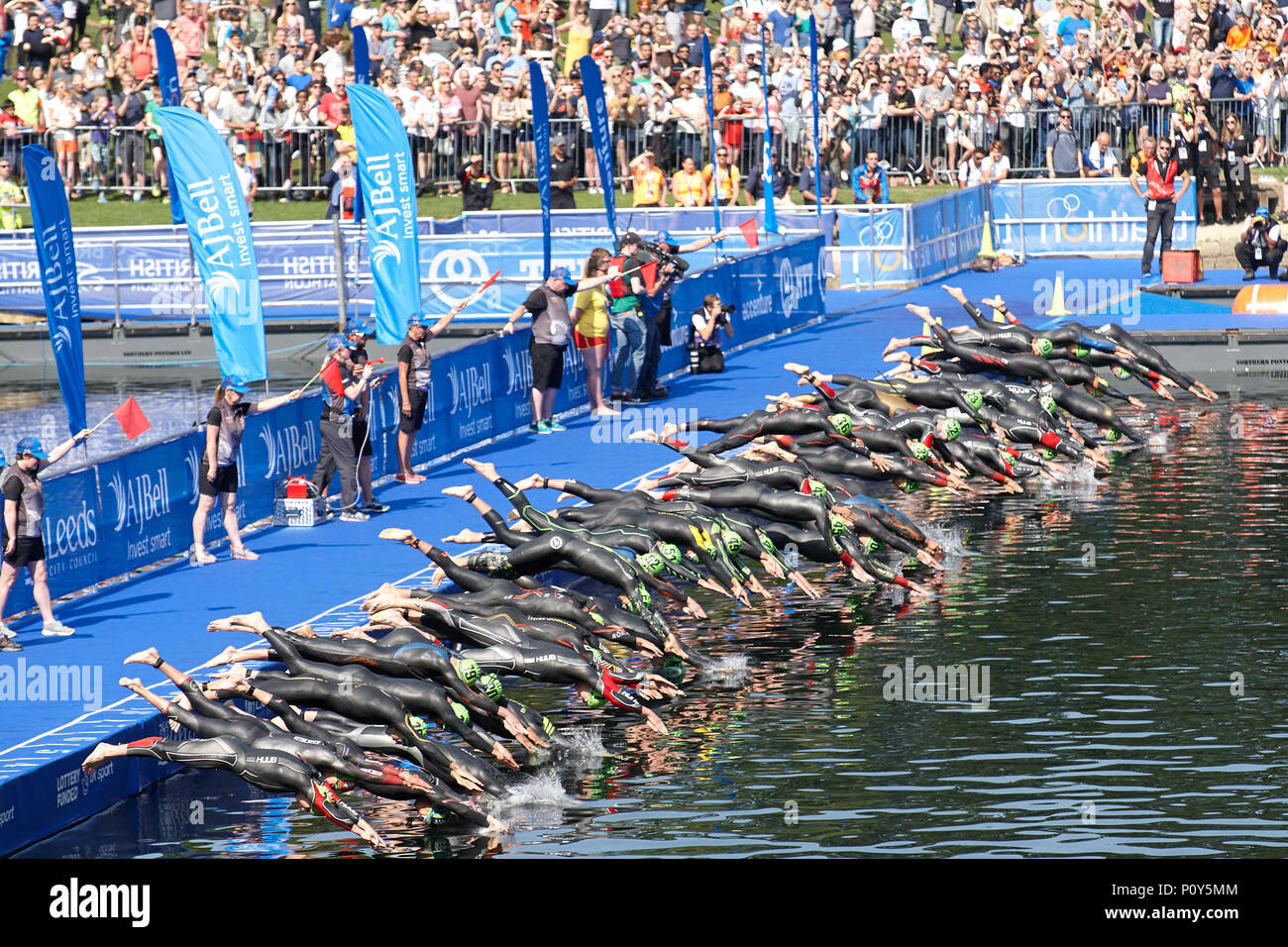 Leeds, Regno Unito. Decimo Jun, 2018. Inizio dell'Elite Uomo nuoto sezione del AJ Campana Triathlon World Leeds 2018 nel Lago di Waterloo, Roundhay Park. Leeds, decimo giugno 2018 Credit: Fotografia EllisKane/Alamy Live News Foto Stock