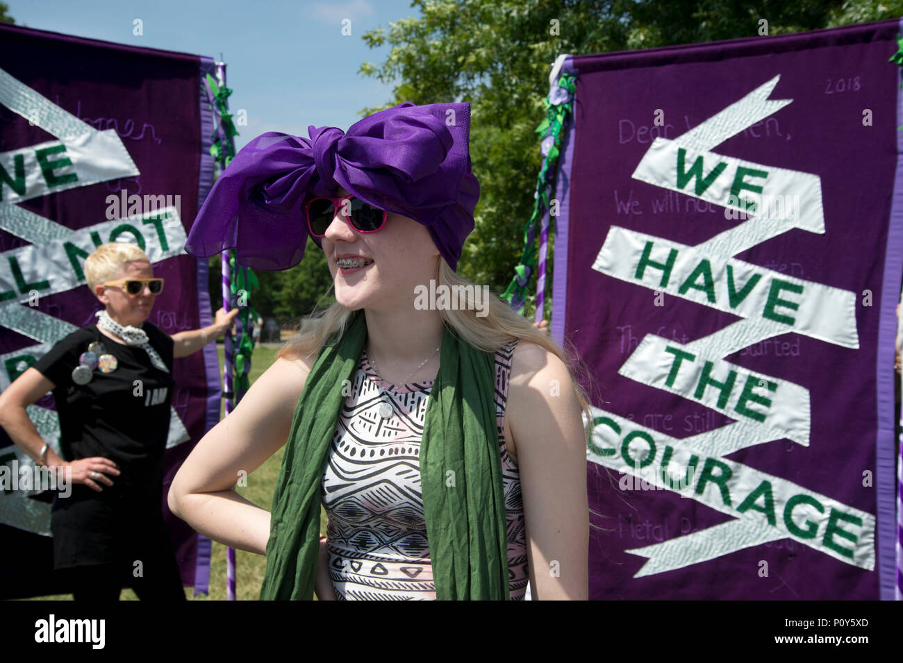 Londra, Regno Unito. 10 giugno 20118. Il centro di Londra. Le donne e le ragazze e prendere parte alle processioni, una partecipazione di massa artwork prodotta da carciofo e commissionato da 14-18 ora. Una donna con un anta viola e banner dicendo "abbiamo il coraggio di credito: Jenny Matthews/Alamy Live News Foto Stock