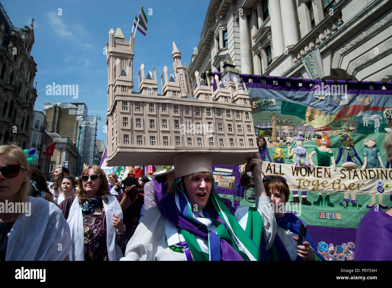 Londra, Regno Unito. 10 giugno 20118. Il centro di Londra. Le donne e le ragazze e prendere parte alle processioni, una partecipazione di massa artwork prodotta da carciofo e commissionato da 14-18 ora. Una donna indossa un modello di cartone del case del Parlamento sul suo capo e usura bianco, viola e verde infissi Credito: Jenny Matthews/Alamy Live News Foto Stock