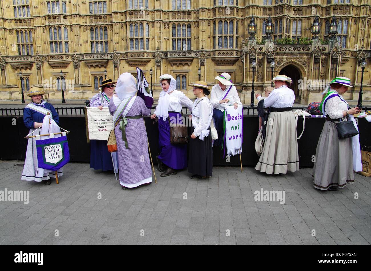 Londra, Regno Unito. Il 10 giugno 2018. Processioni 10 Giugno 2018 Una celebrazione dei 100 anni di donne a ottenere il voto, marzo a Londra. La manifestazione è stata organizzata dalla fiducia di carciofo. Alla fine del mese di marzo, le donne nel periodo in abito di 1918 come Suffragettes davanti al Parlamento Credito: Haydn Wheeler/Alamy Live News Foto Stock