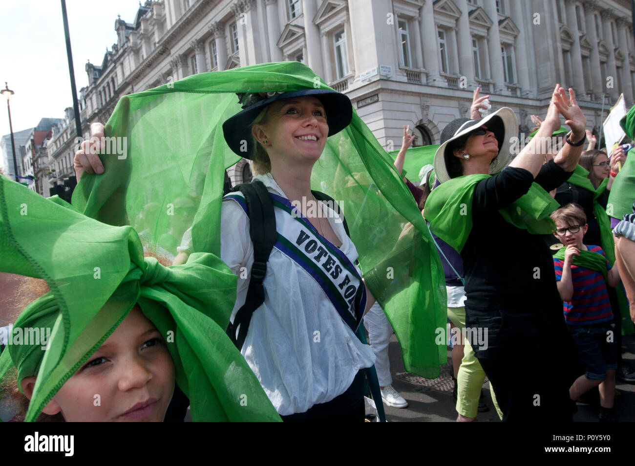 Londra, Regno Unito. 10 giugno 20118. Il centro di Londra. Le donne e le ragazze e prendere parte alle processioni, una partecipazione di massa artwork prodotta da carciofo e commissionato da 14-18 ora. Sash verde sezione. Credito: Jenny Matthews/Alamy Live News Foto Stock