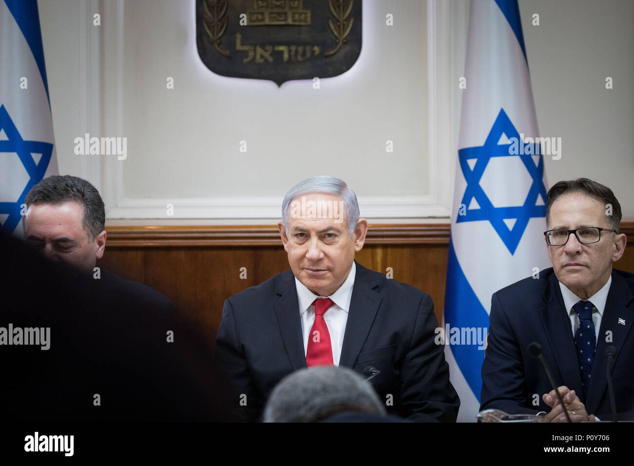 Gerusalemme. Decimo Giugno, 2018. Il Primo Ministro israeliano Benjamin Netanyahu (C) presiede il gabinetto settimanali incontro a Gerusalemme, il 10 giugno 2018. Benjamin Netanyahu ha detto domenica che i leader europei hanno deciso che l'Iran dovrebbe essere spinto fuori della Siria e ha accettato di Israele gli attacchi aerei contro siti iraniani in Siria. Credito: JINI/Yonatan residence/Xinhua/Alamy Live News Foto Stock